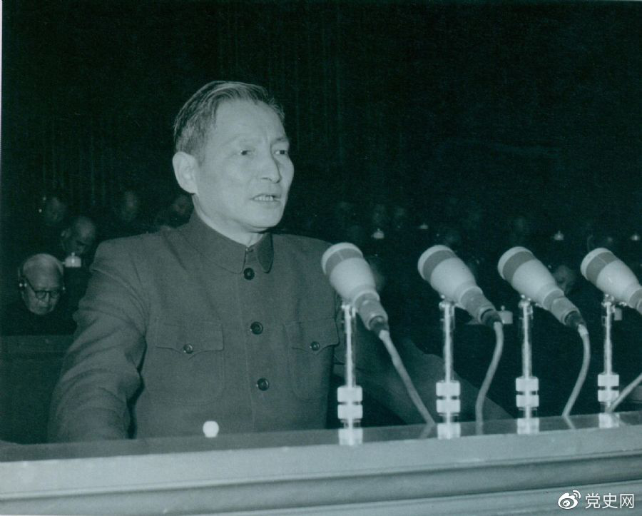 1956年12月，陳云在中華工商業聯合會第二屆會員代表大會上作報告。